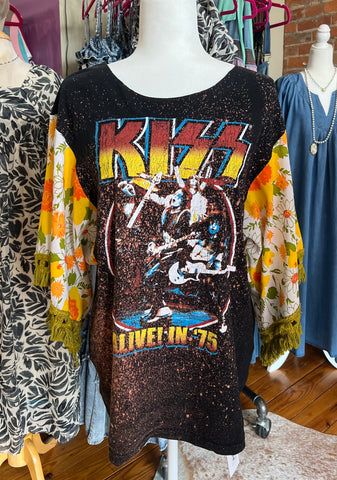Boho T-Shirt Kiss size large
